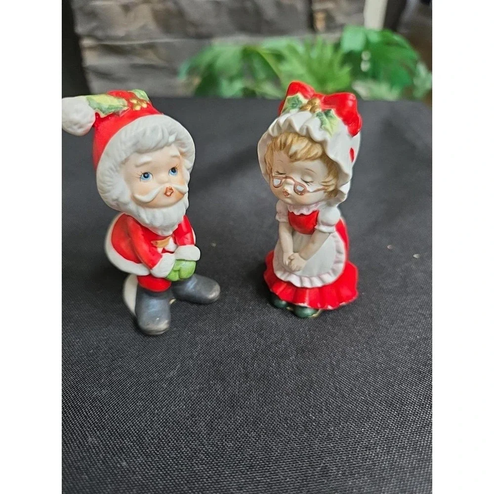 Vintage Lefton Mr & Mrs Santa Claus Dancing Kissing Figurines Boy Girl Christmas